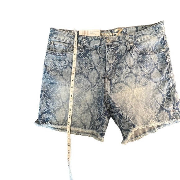 NWT-Seven7 Jeans Weekend Shorts Stretch Denim Snake Print size 10 Frayed hem - Picture 6 of 12